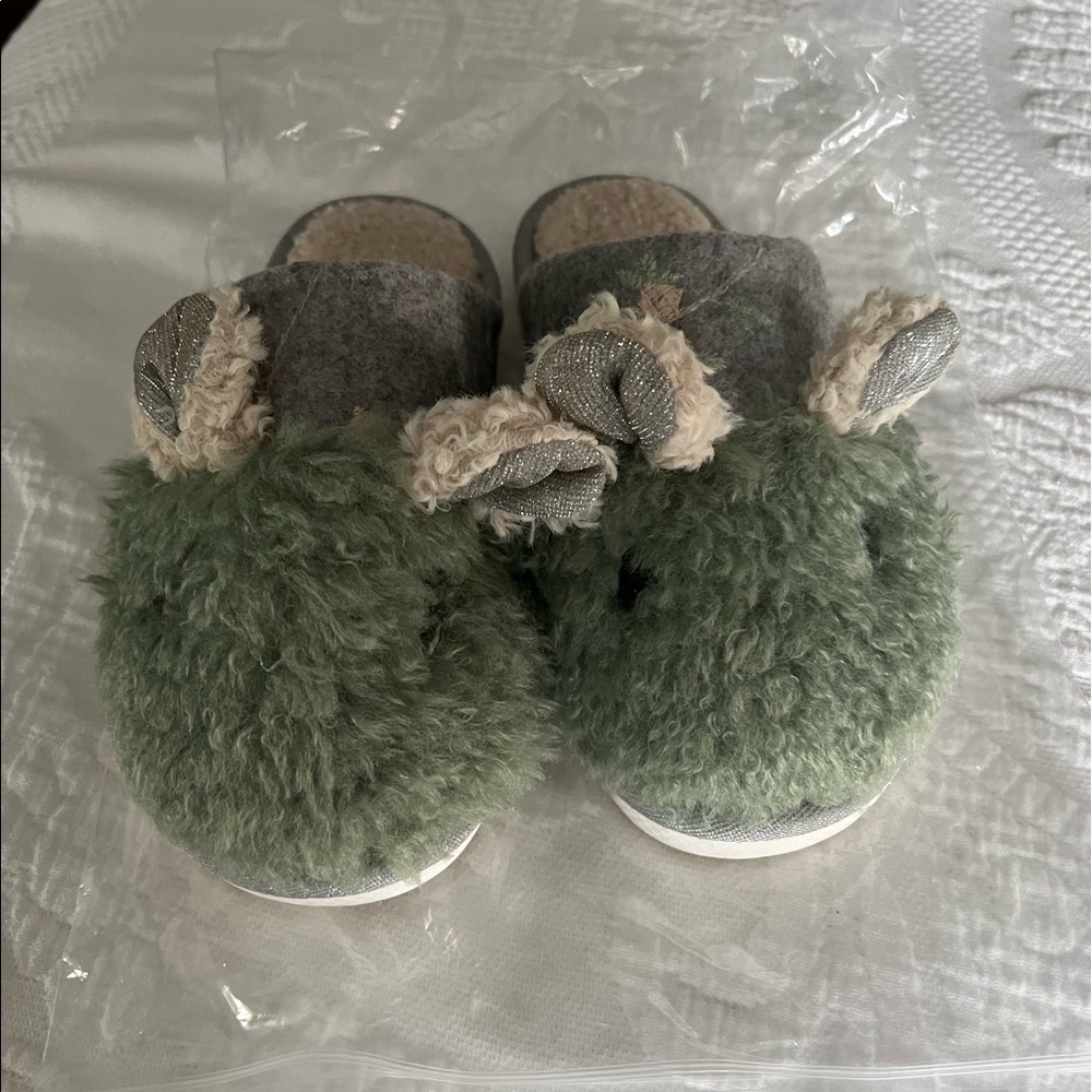 Womens slippers NWT SIZE M